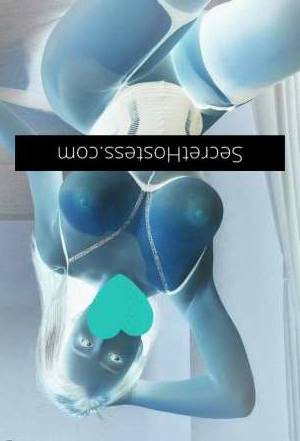Bernice Babe with Sexy Curves and Wild Nature in Brisbane