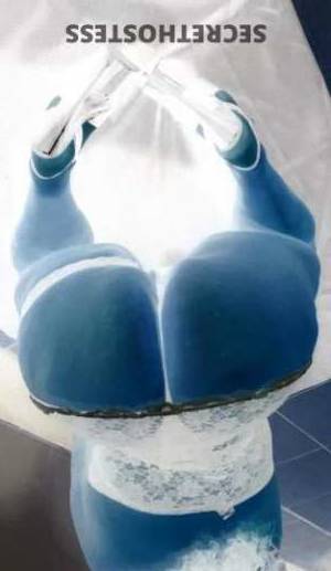28 year old Puerto Rican Escort in Kansas City MO Specials Vikki Red last day