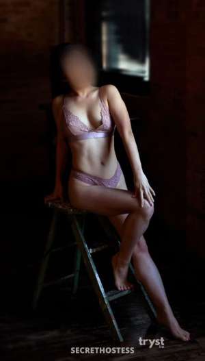 30 year old Escort in Chicago IL Julie Sinclair - Petite Island Beauty
