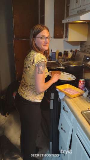 36 year old Caucasian Escort in Davenport IA Kelly - Bow Chicka Wow Wow