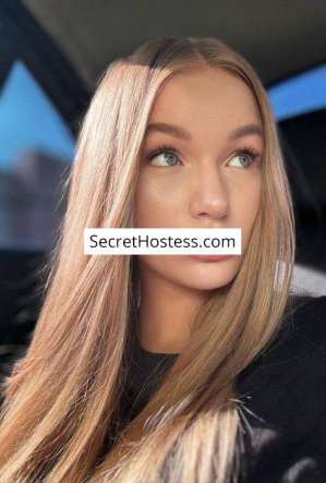 Akia, Agency in Saint Tropez