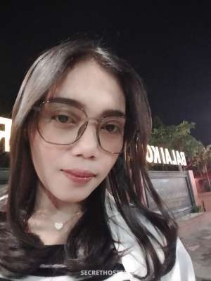 Sari, masseuse in Surabaya