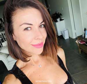 36 year old Hispanic Escort in Red Deer Pretty sexy hot single mom