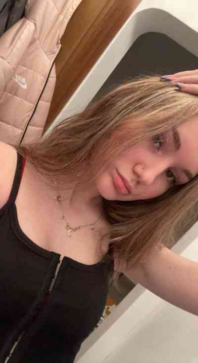 25 year old Escort in Lefkada Am available for sex hook-up, REGULARS Raw and Condom ** 