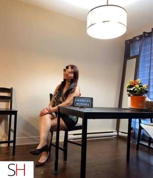 32 year old Asian Escort in Laval “Pro”fesseure en Chinois offrant assistance orale et 