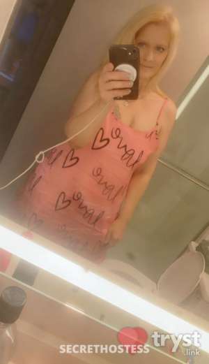 40 year old White Escort in Milwaukee WI Kendall Snow - Hottest, Sexiest Snowday Ever