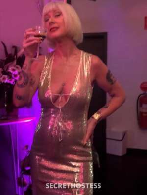 Tall tanned bayside bi MILF, Hampton East in Melbourne