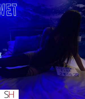 24 year old Escort in Montreal tiny and sensual fiaa