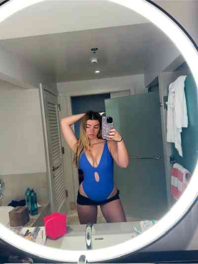 25 year old White Escort in Chicago IL Welcome to paradise studio naughty massage here