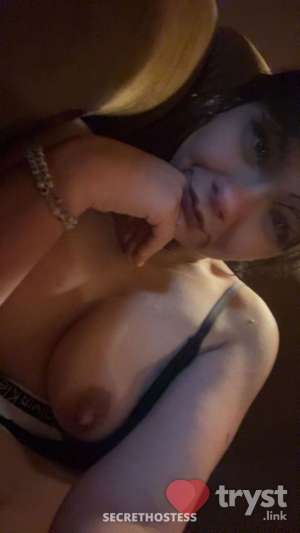 20 year old White Escort in St. Paul MN Ivy Love - Young Curvy Milf