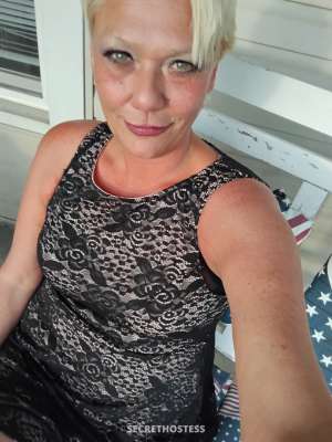 Mature blonde beauty in Akron-Canton OH