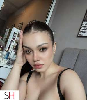 25 year old Middle Eastern Escort in London im available for all kind of sex
