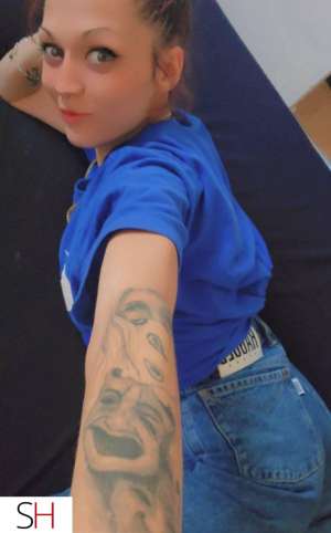 31 year old Caucasian Escort in Chambly petite brunette tres horny