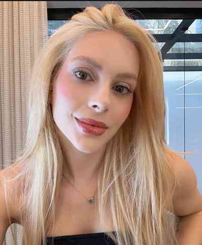 25 year old Escort in Meadowbrook VA I smile and lean back slightly. "I want you to make me 