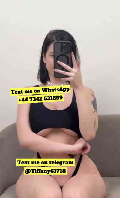 28 year old Escort in Scorborough I’m available for hookup both incall and outcall