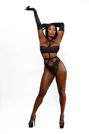 30 year old American Escort in Abu Dhabi Amber Nuit, escort