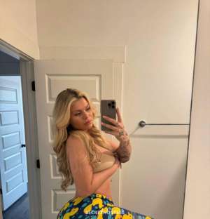 27 year old Hispanic Escort in Yellowknife Rica Auri, a brunette Latina with a tight vagina, perverse