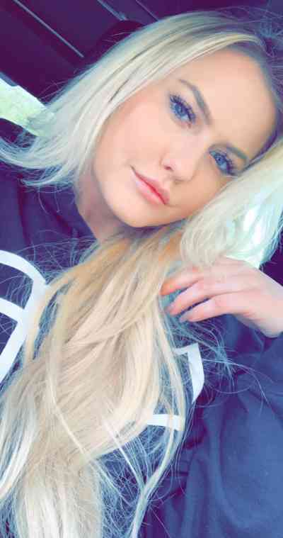 24 year old Escort in Abhā Am available for hookup both Incall and outcall kind hit me 