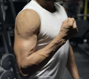 38 year old Escort in Al Manama نوح, masseur