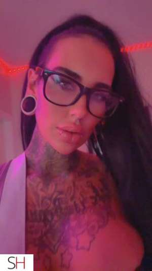 34 year old Caucasian Escort in Kelowna Highly Rated Porn Star vibe MILF playmate