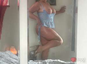 0 year old Escort in Breckenridge CO Jezabel Jones - Busty blue-eyed blonde