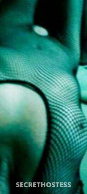 Cheeky cougar Emma wll make you weak at the.knees, 50 year old Escort in Queanbeyan