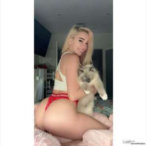 25 year old Escort in Ottawa Escort model Phoebe, Ottawa
