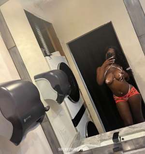 Nola 21Yrs Old Escort Long Beach CA Image - 1