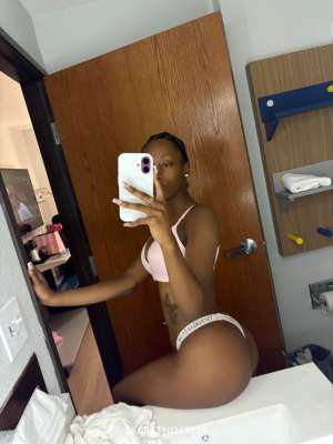 Petite &amp; Wet Pussy 22 year old Escort in Des Moines IA