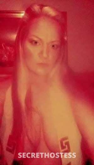 35 year old Escort in Edmonton liz IS YOUR SEXY BLONDE BOMBSHELL