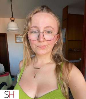 25 year old Caucasian Escort in Longueuil Accompagnement professionnel et présence éléganteélé