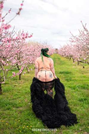 35 year old Escort in Niagara Thick, wet, tattooed and pierced available nightly