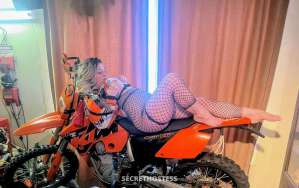 29 year old Caucasian Escort in Ft Mcmurray 0UTS and IN CAR They call me FRENCH MAGIC TRY me DADDY