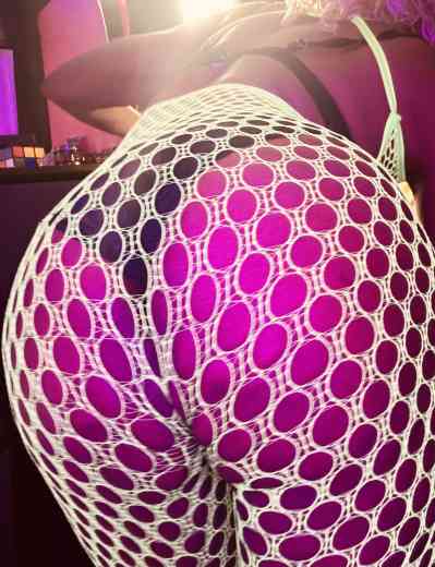 28 year old American Escort in Brooklyn NY College Black Irish ☘️ 420 🌳Friendly 🍷Bensonhurst