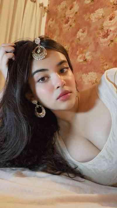 22 year old Indian Escort in Chicago IL Indian beauty sonia