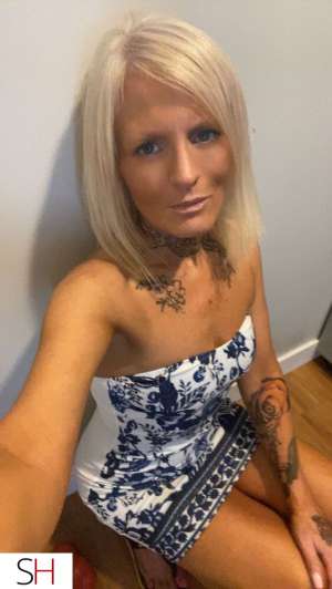 Hi airianna 50yrs, forget the little girls let a real woman 50 year old Escort in Red Deer