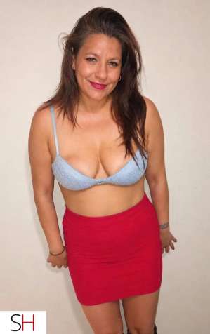 Tall curvy brunette bombshell 37 year old Escort in Hamilton