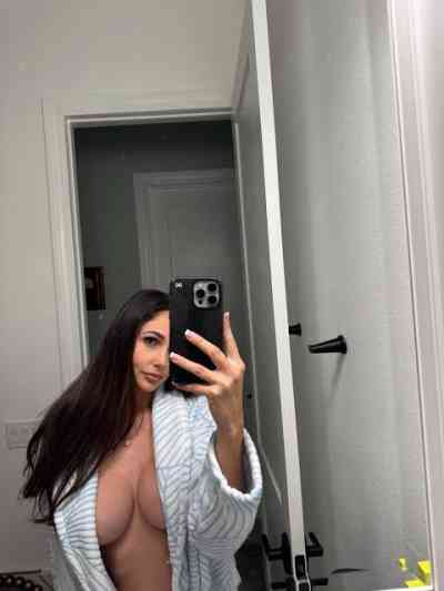 29 year old American Escort in Albany OR Marie — Professional Companion & Event Escort